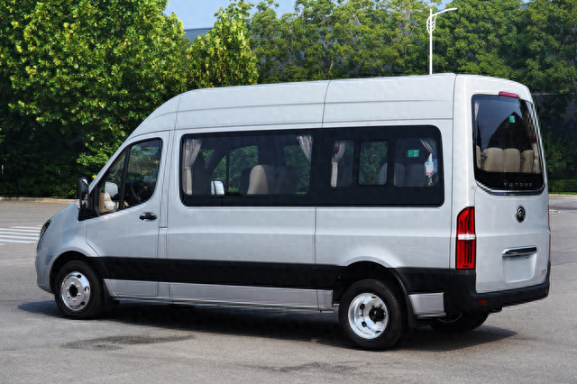 13目前,这款宇通v6申报的是10-17座的中型客车.