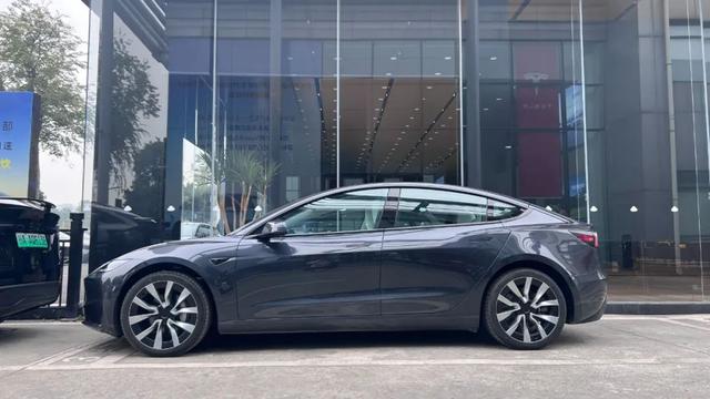 別聽鍵盤黨忽悠特斯拉model3煥新版真比老款好開多了