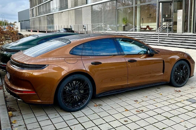 全新保时捷panamera实车曝光,姿态确实优美