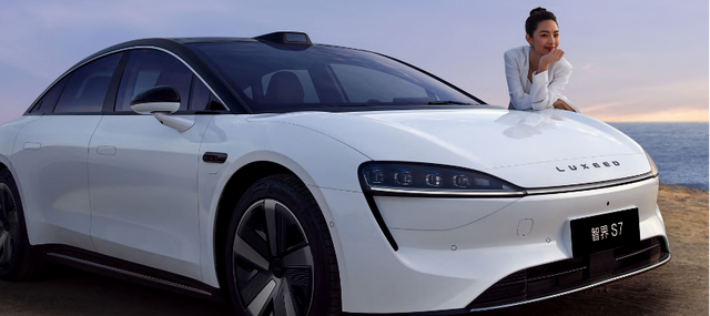 华为再出牌,首款电动轿车智界s7发布预售25.