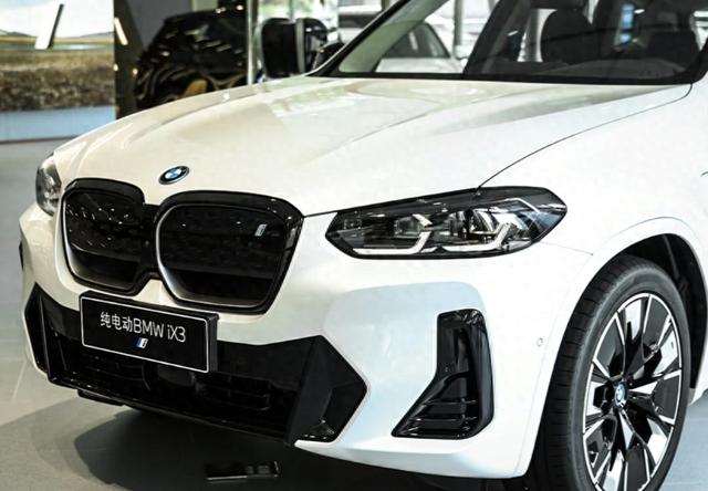 宝马ix3解读驻车距离紧急制动功能很实用还有什么功能