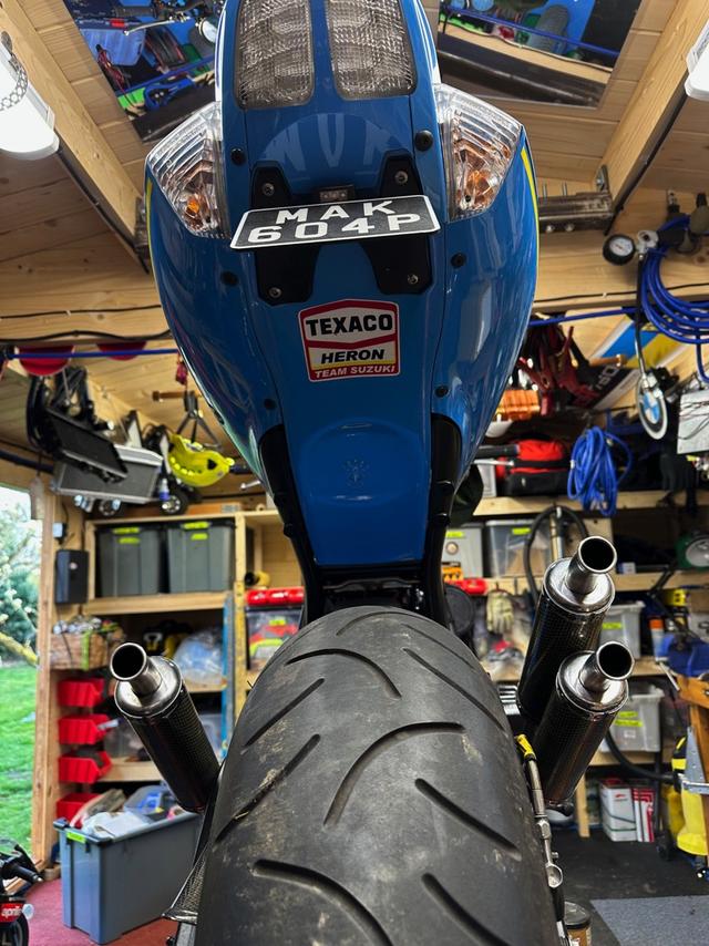 英国,已经六十多岁的alan从16岁起玩摩托至今已拥有超过四十五辆车,这