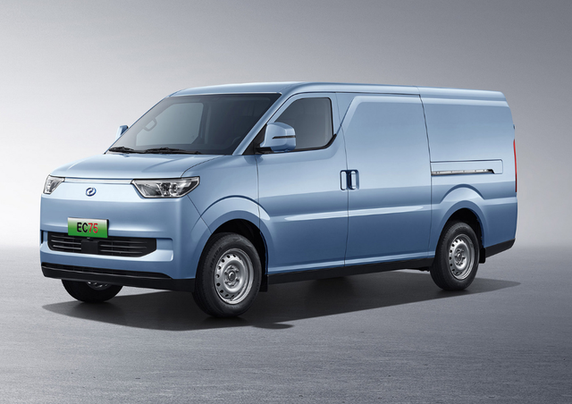 该车也是厢式货车,有两个座位,货箱尺寸为2830*1740*1400毫米,货箱