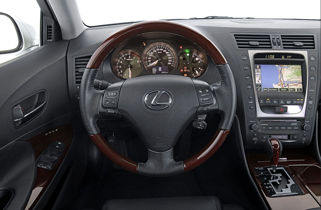 大灯清洗,前后雷达,油箱及前机盖开关等不常用的功能按键集成为一个