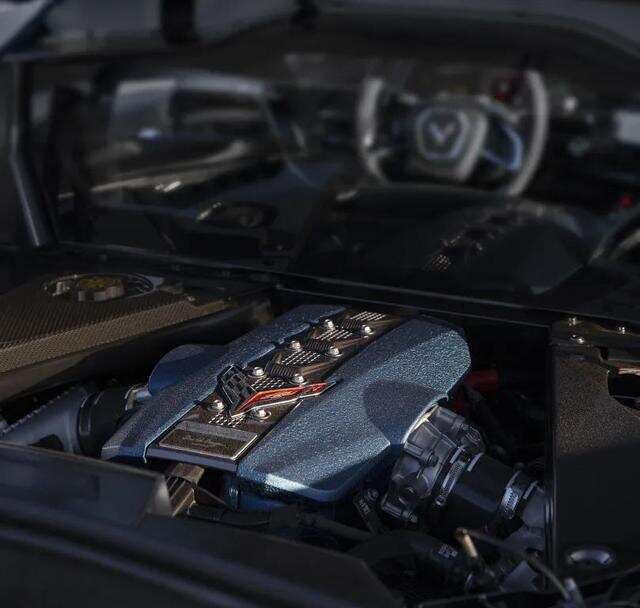 硬顶版还拥有更大尺寸的固定式扰流板,熏黑排气以及碳纤维材发动机