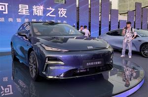 吉利银河星耀8限时11.58万起，定位中大型轿车