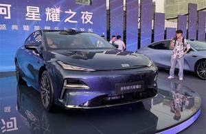 吉利银河星耀8限时11.58万起，定位中大型轿车
