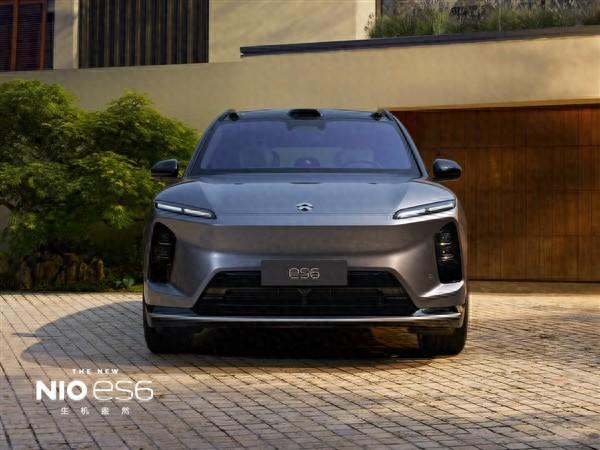 奔驰 AMG 坚持研发全新 V8 发动机，满足性能与情怀需求