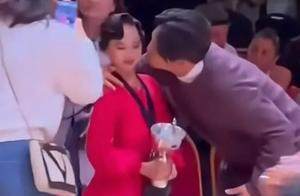 孙俪女儿英国夺冠，老师突然亲脸，