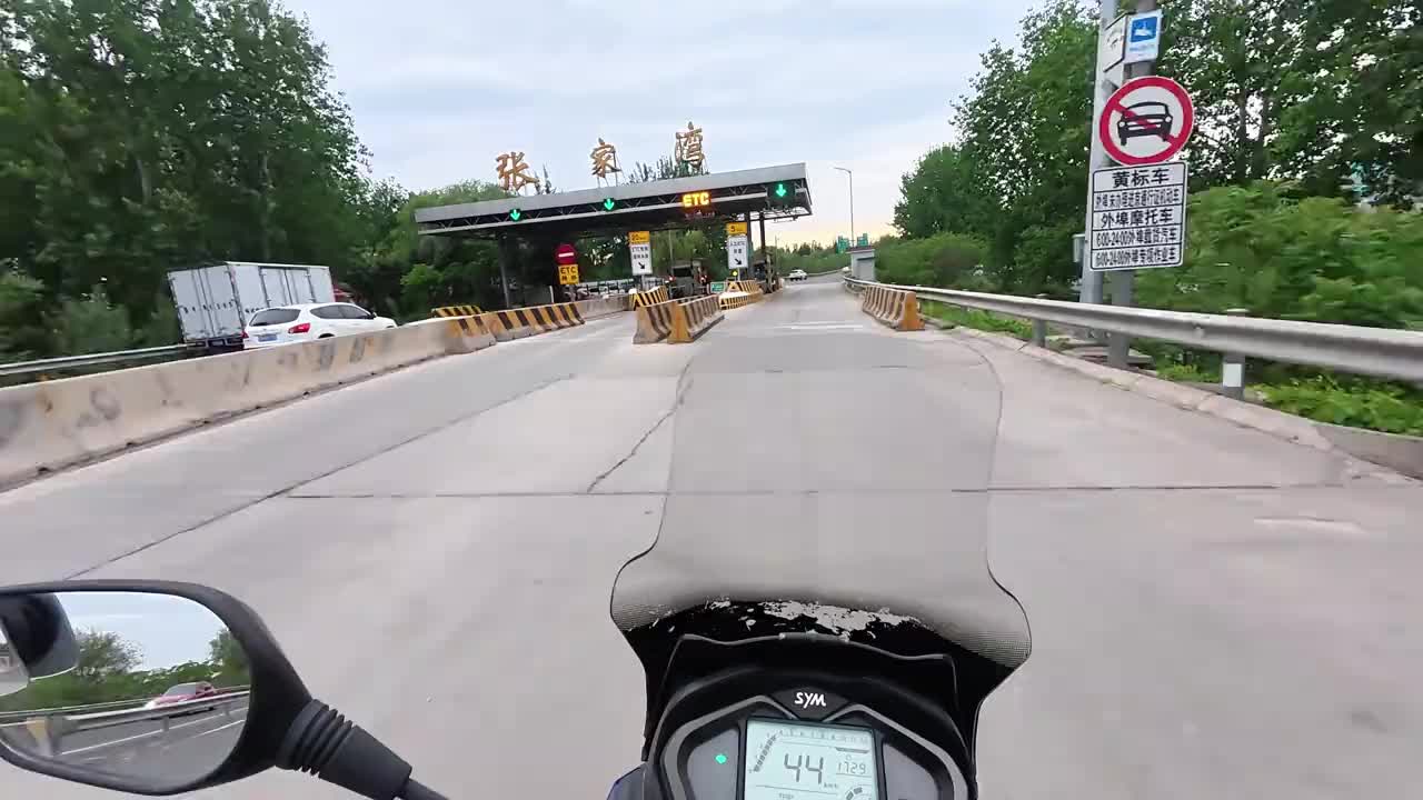 沉浸式体验东六环隧道 氛围灯烘托很浪漫 只是龟速车太多难怪拥堵