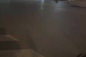 护栏又要赔了！小伙子的发型帅不帅？