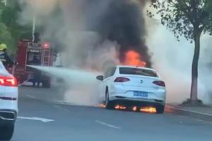 大众油车当街起火！