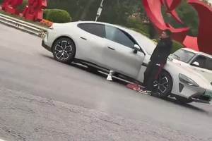 这是撞忧郁了？看看这表情，当街惆怅了！