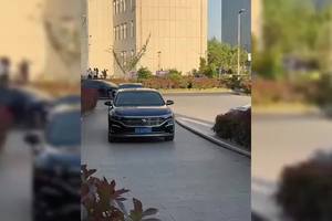 当帕萨特迈腾“失宠”，政府大院成了国产新能源的T台