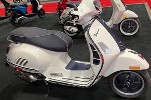 2024款Vespa GTS 300踏板车 细节拍摄