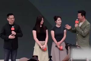 演员郭涛成为乐道L90第10000名车主，车展现场献花妻子女儿