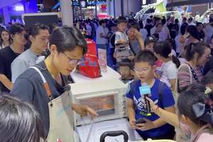 “烧饼军火哥” 现身2025成都车展