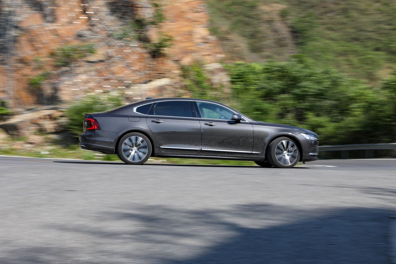 穿着西装去跑山自驾沃尔沃s90t8打卡红井路