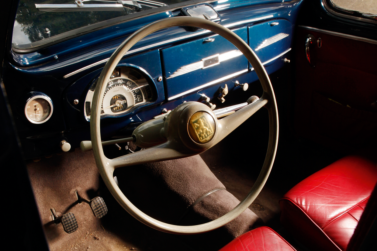 标致推出的首款硬壳式车身量产车型标致203