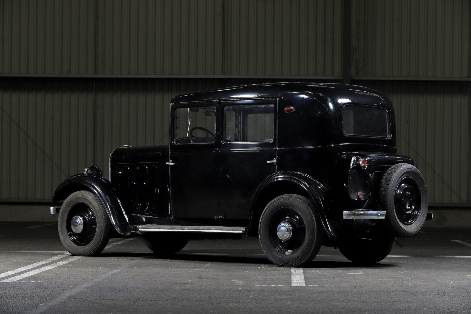 标致首款采用三个数字组成车名的作品标致201