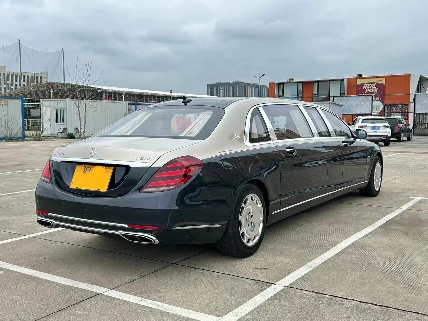 奢华的移动行宫迈巴赫s680pullman