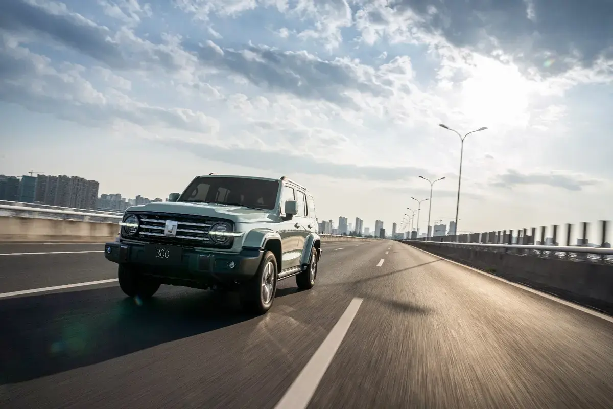 e汽车硬派潮品燃擎而至2024款坦克300焕新上市