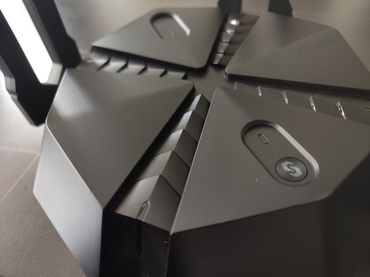 锐捷天蝎电竞路由器鲨疯了！8跟非凑数天线，电竞模式不怕抢网