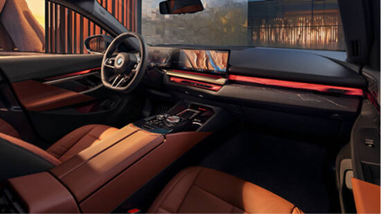 全新bmw 5系的内饰风格与智能豪华程度均沿袭了旗舰7系水准,一体式