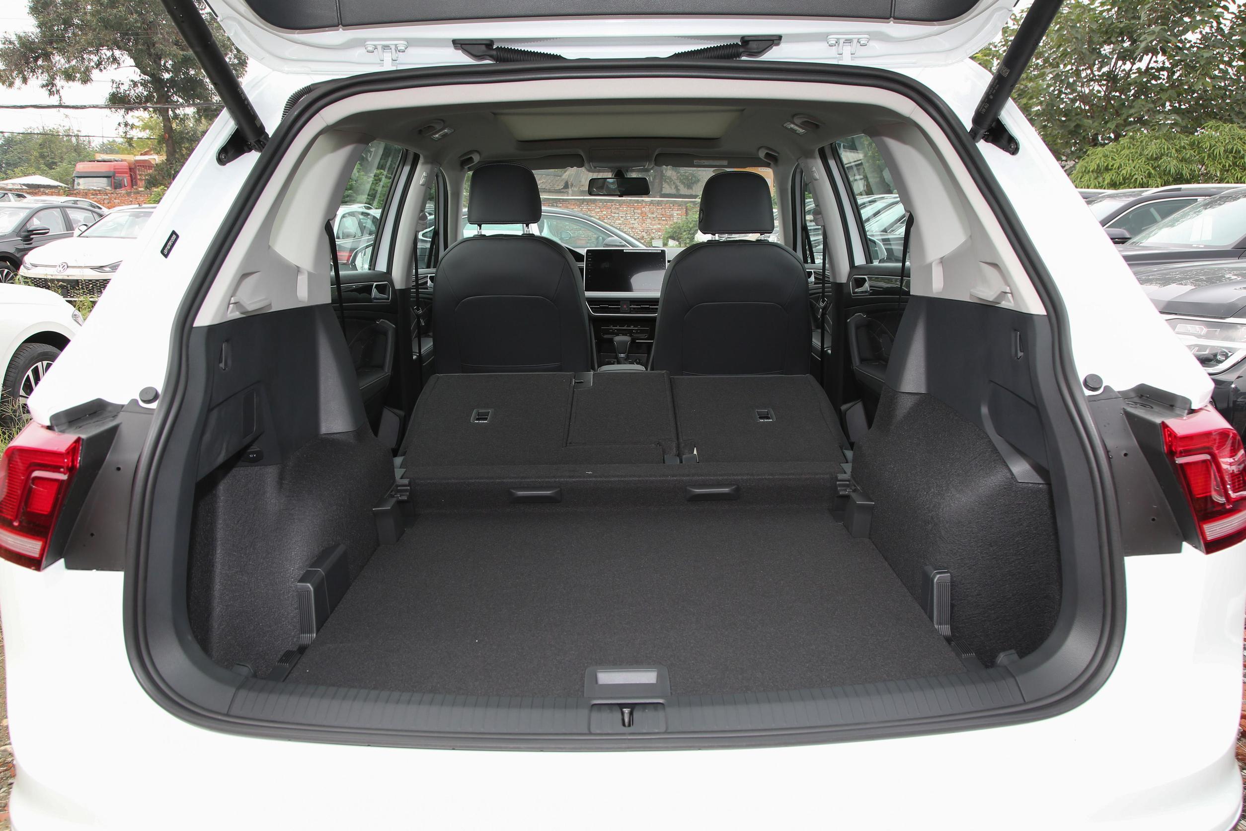 途观l的后备厢十分的宽敞(常规容积为495l)第二排座椅放倒之后后备厢