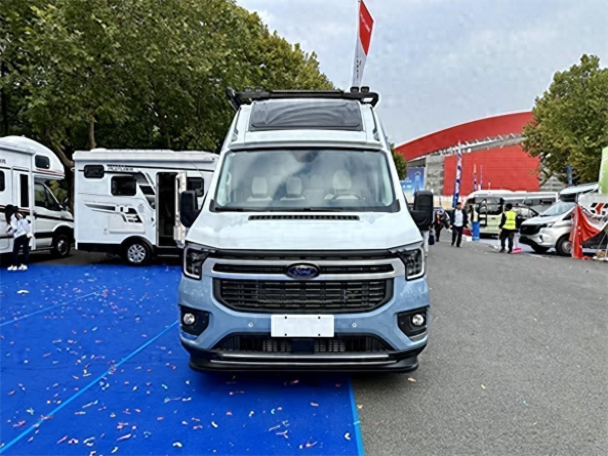 福特全顺t8打造全新瑞弗r900b型房车天花板