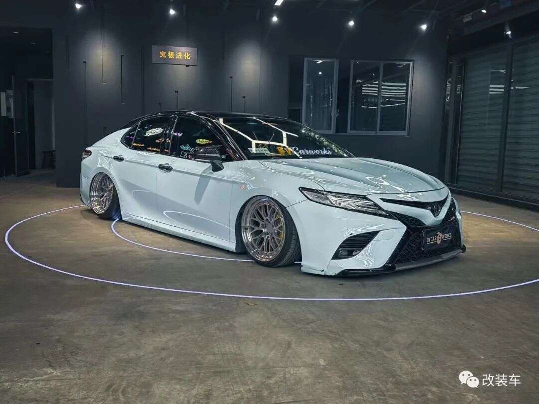 低趴姿态风的丰田凯美瑞,车主:"自从改装了妹子们愿意上车了"