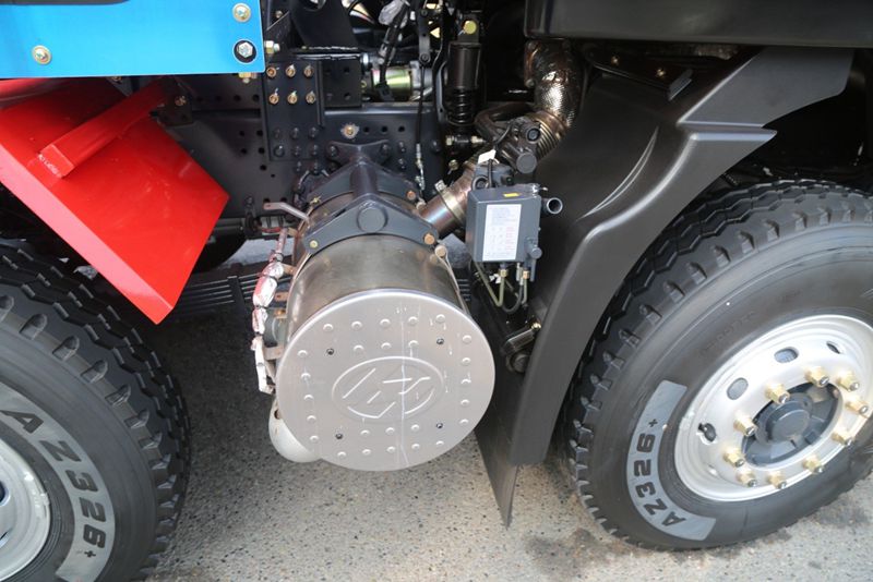 车架右侧的排气管车架右侧的蓄电池舱和储气筒驾驶室后方的4个260l