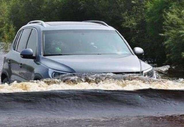 等於省掉了燃油汽車變速箱的功能,這樣的動力特性就導致,電動汽車在