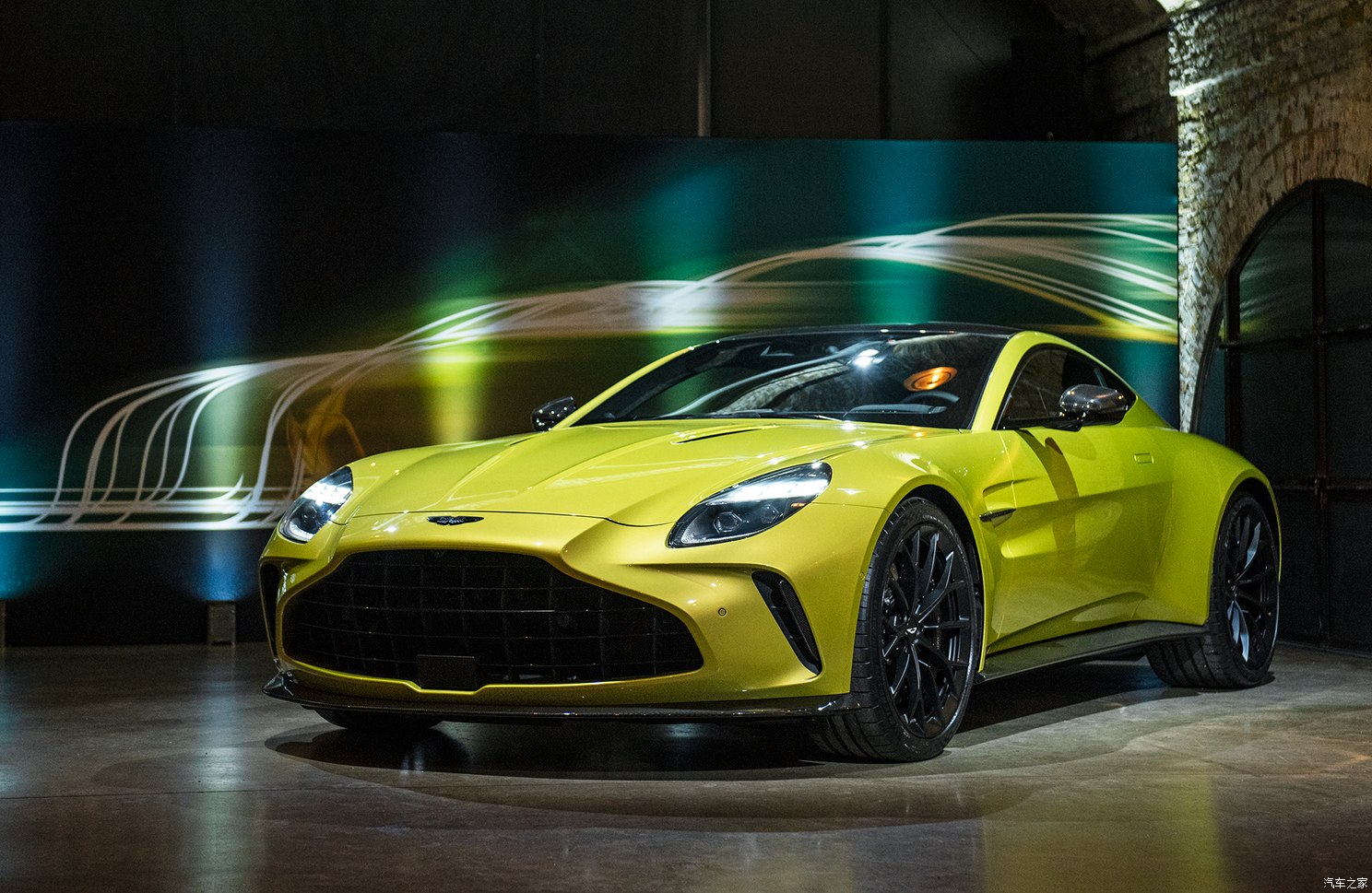 时尚面孔阿斯顿马丁全新vantage发布