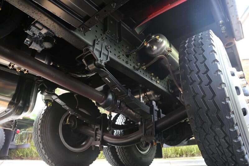 中提升桥你见过吗?上汽红岩杰豹c6 6×2m自卸车亮相