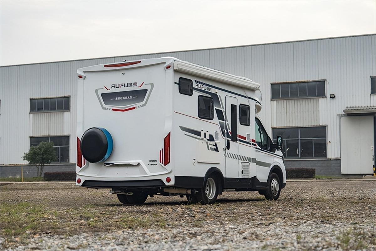 瑞弗ft800小额头房车基于福特全顺t8底盘打造