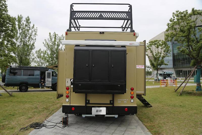 牛栏绞盘基于依维柯欧胜65吨底盘打造的三拓展房车