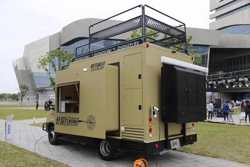牛栏绞盘基于依维柯欧胜65吨底盘打造的三拓展房车