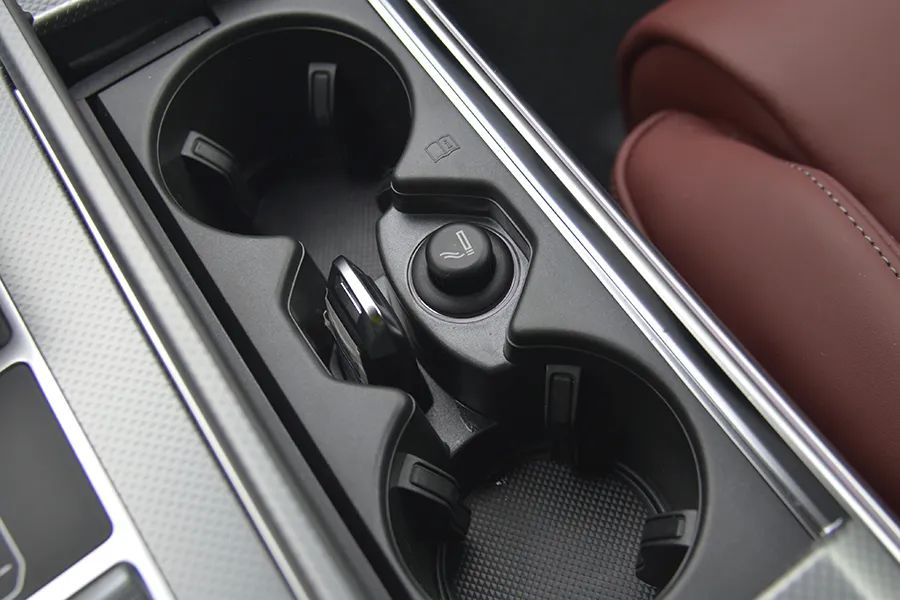 手套箱内居然还有个cd机,虽然老但是音质杠杠的.