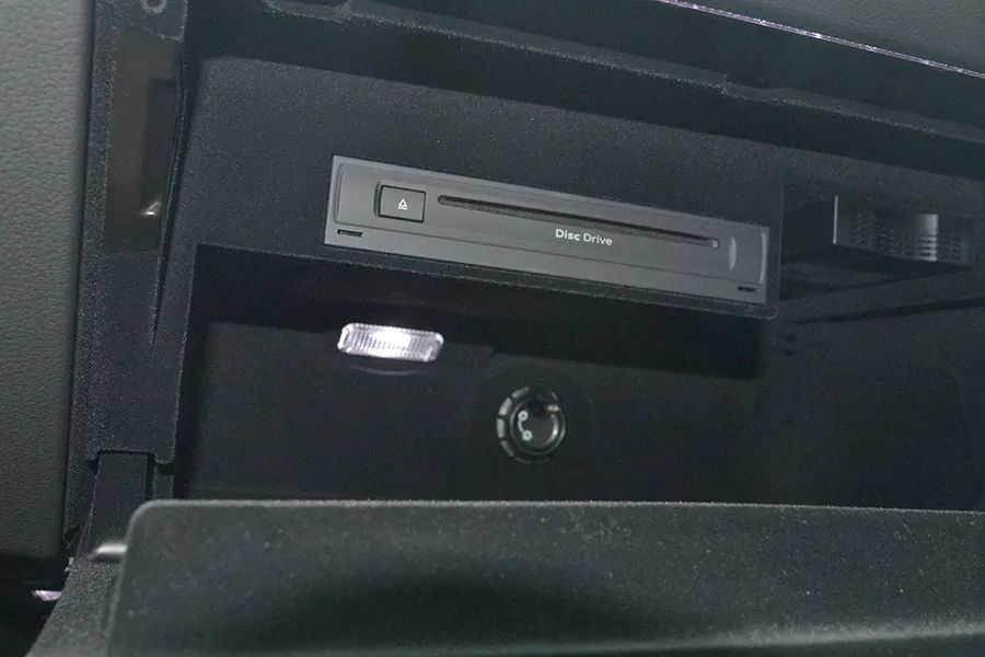 手套箱内居然还有个cd机,虽然老但是音质杠杠的.