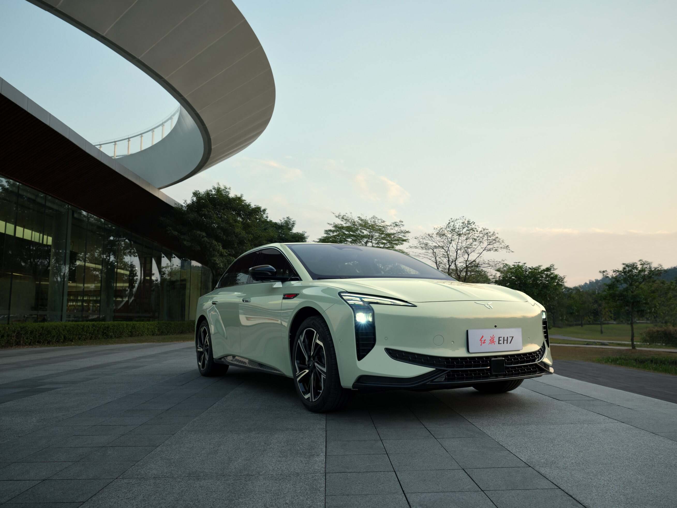 作为一款中大型纯电轿车,在外观方面诠释了"有一种美妙,是新红旗的