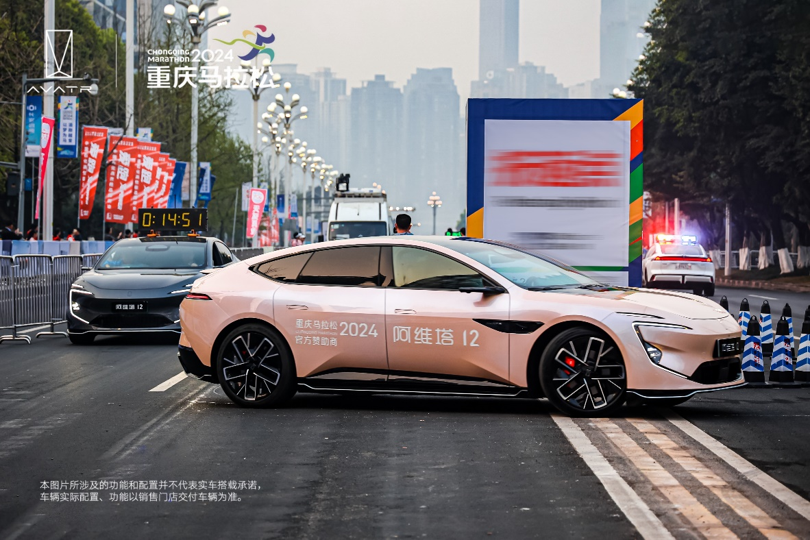 鸣枪起跑后,全新晖金车色的阿维塔12带领选手起跑,罕见变色车漆的应用