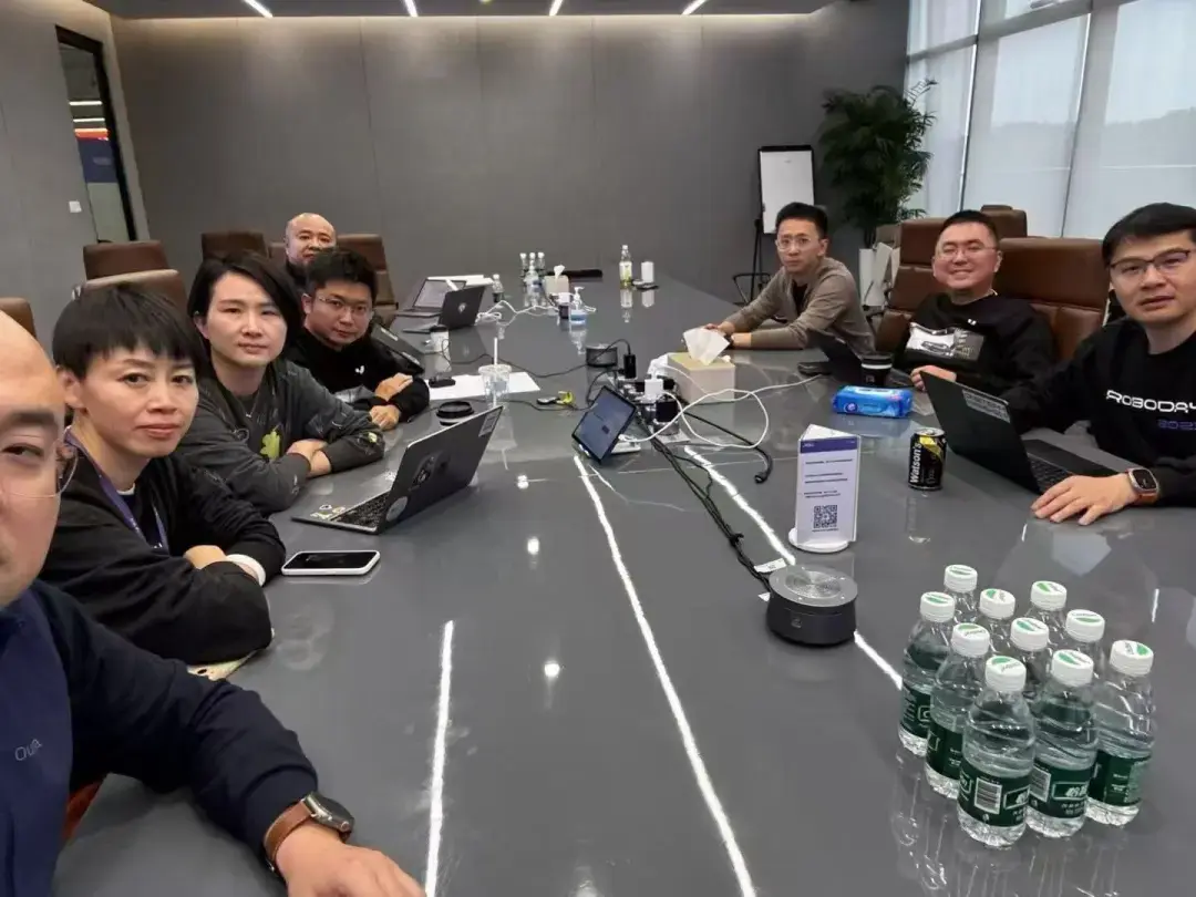 现场直击 | 极越解散，夏一平的哭和笑