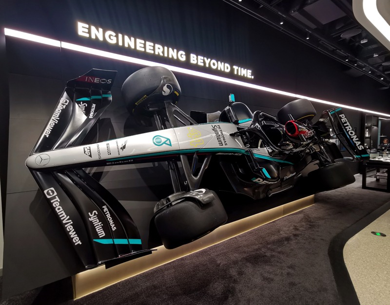 铖品记丨在有F1赛车的钟表店里，看F1收官战是什么体验？
