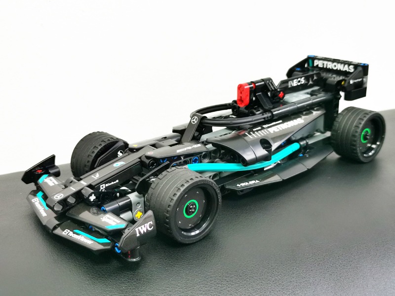 铖品记丨在有F1赛车的钟表店里，看F1收官战是什么体验？