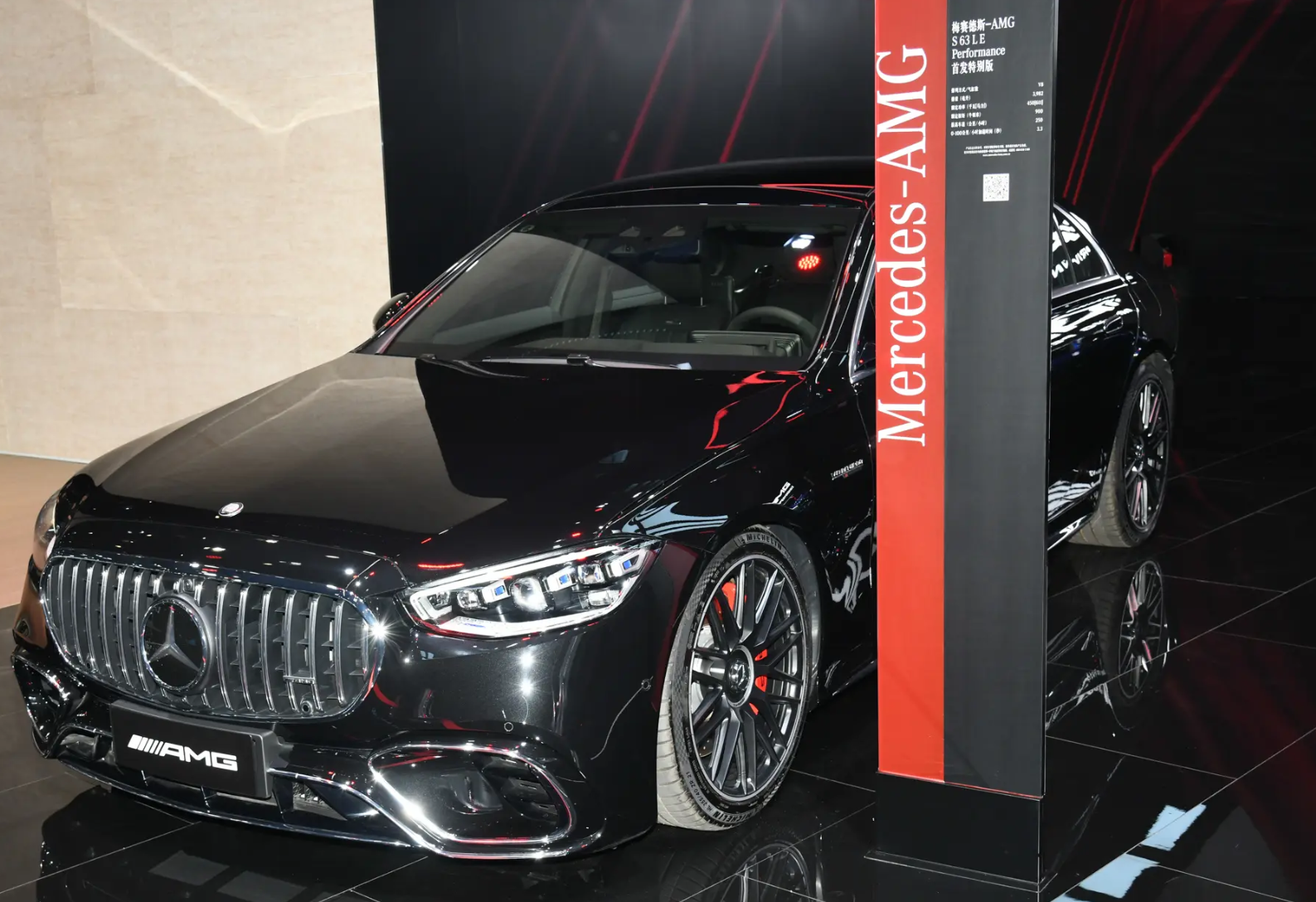300万的插混车，国产30多万性能也差不多，奔驰AMG最大车型上市