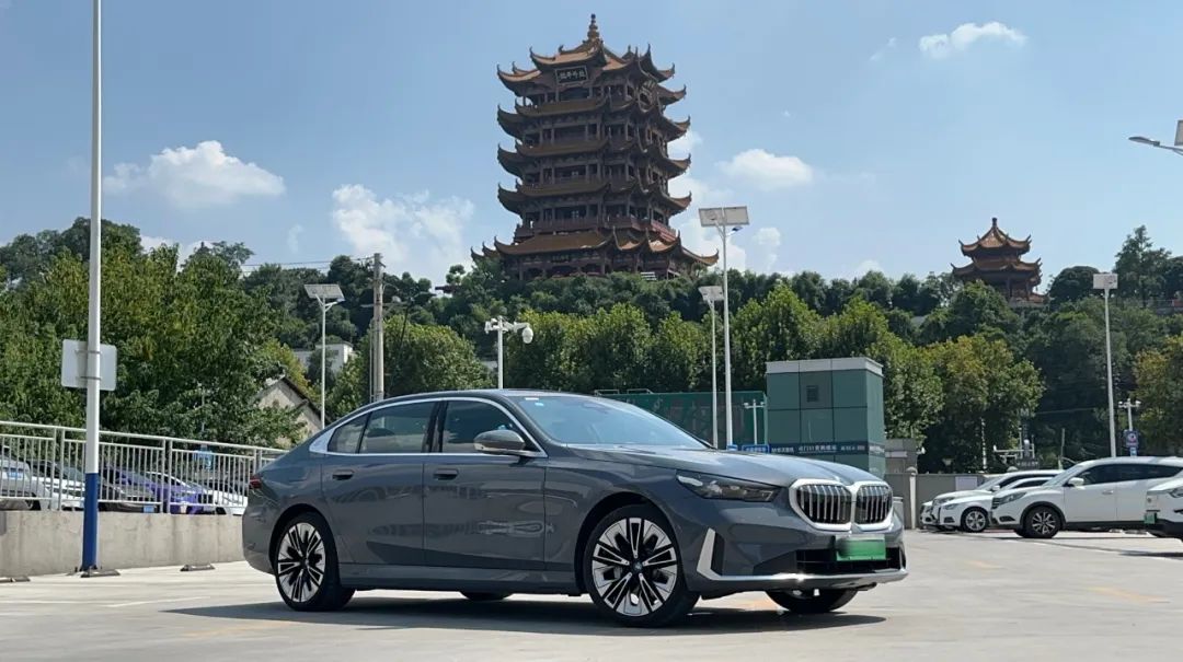 阿勒泰我来了！穿越10000公里，BMW i5的驾驶辅助、豪华舒适性等表现如何？