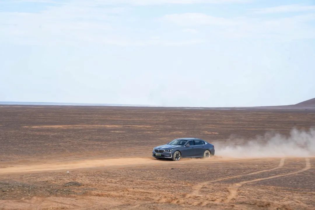 穿越10000公里！开着BMW i5挑战新疆盘龙古道，整体能耗表现令人惊喜！