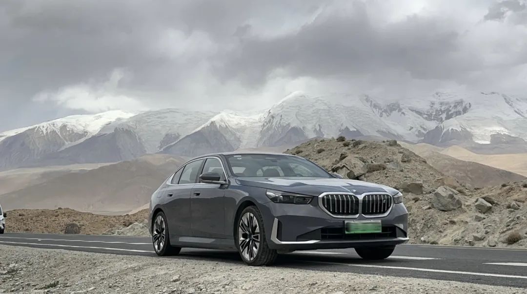 穿越10000公里！开着BMW i5挑战新疆盘龙古道，整体能耗表现令人惊喜！