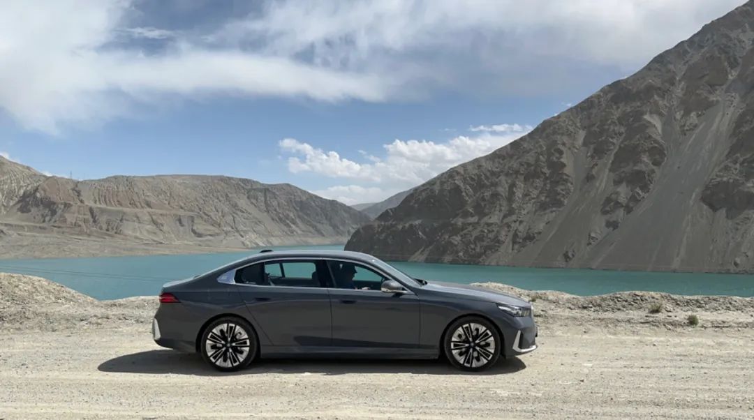 穿越10000公里！开着BMW i5挑战新疆盘龙古道，整体能耗表现令人惊喜！